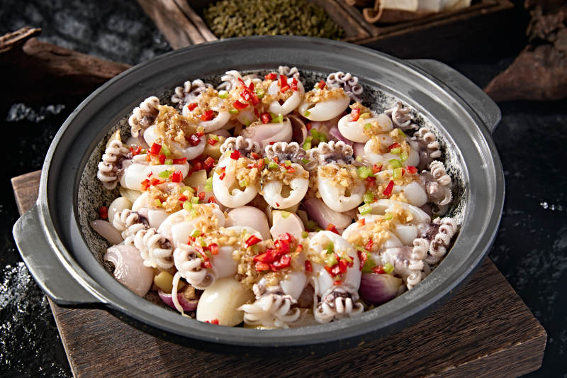 中餐美味小海鲜石锅蒜蓉剁椒烧墨鱼仔图片