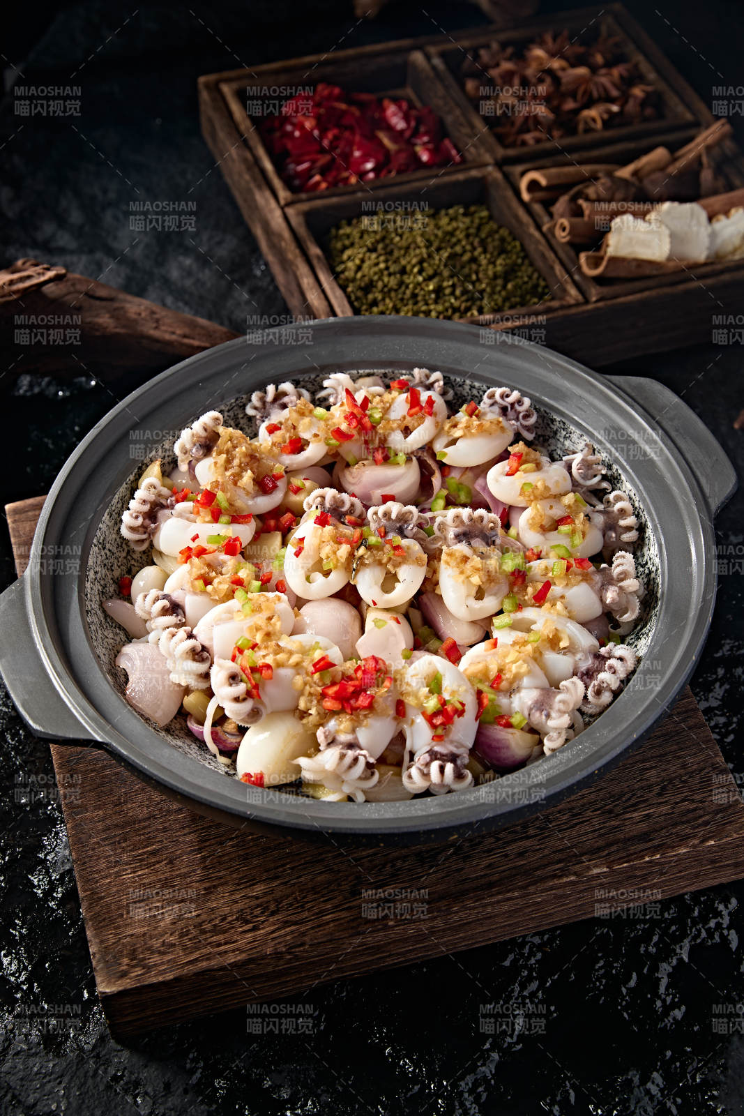 中餐美味小海鲜石锅蒜蓉剁椒烧墨鱼仔图片