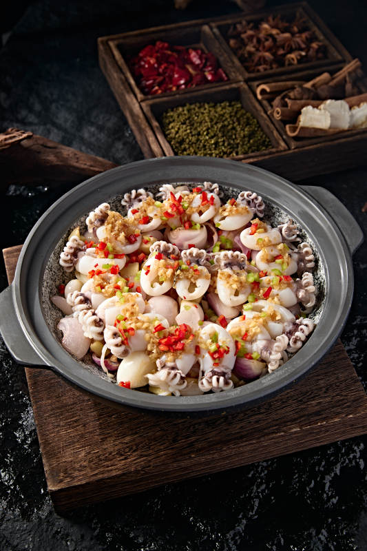 中餐美味小海鲜石锅蒜蓉剁椒烧墨鱼仔图片