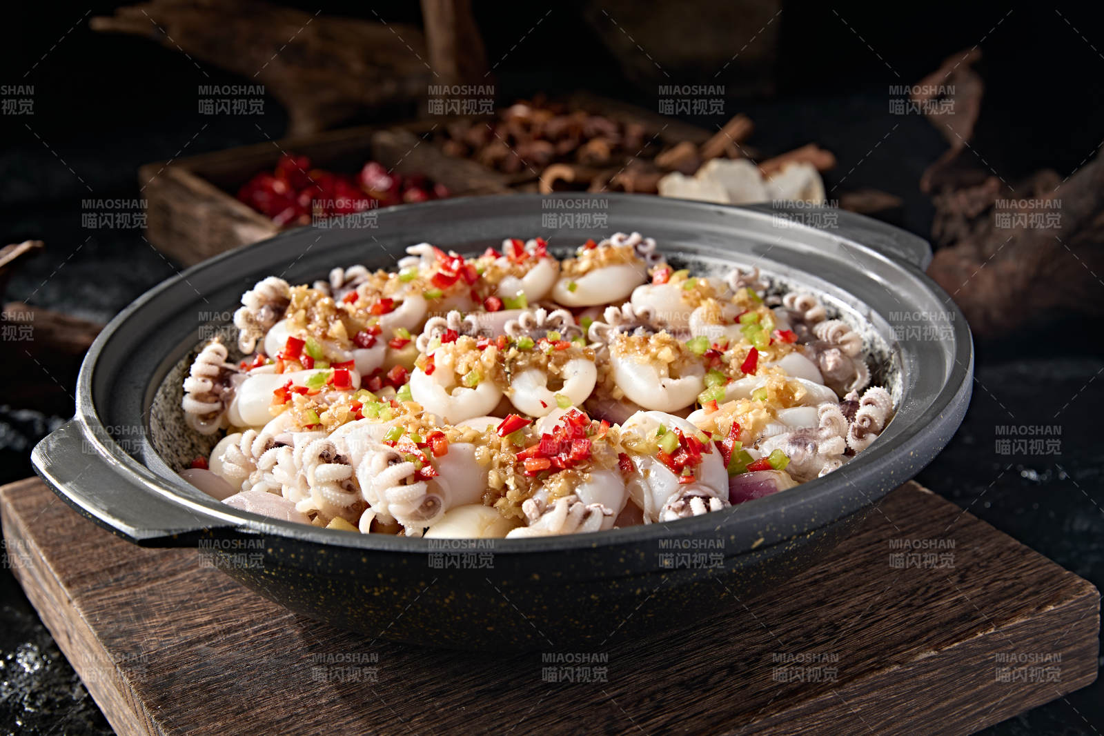 中餐美味小海鲜石锅蒜蓉剁椒烧墨鱼仔图片