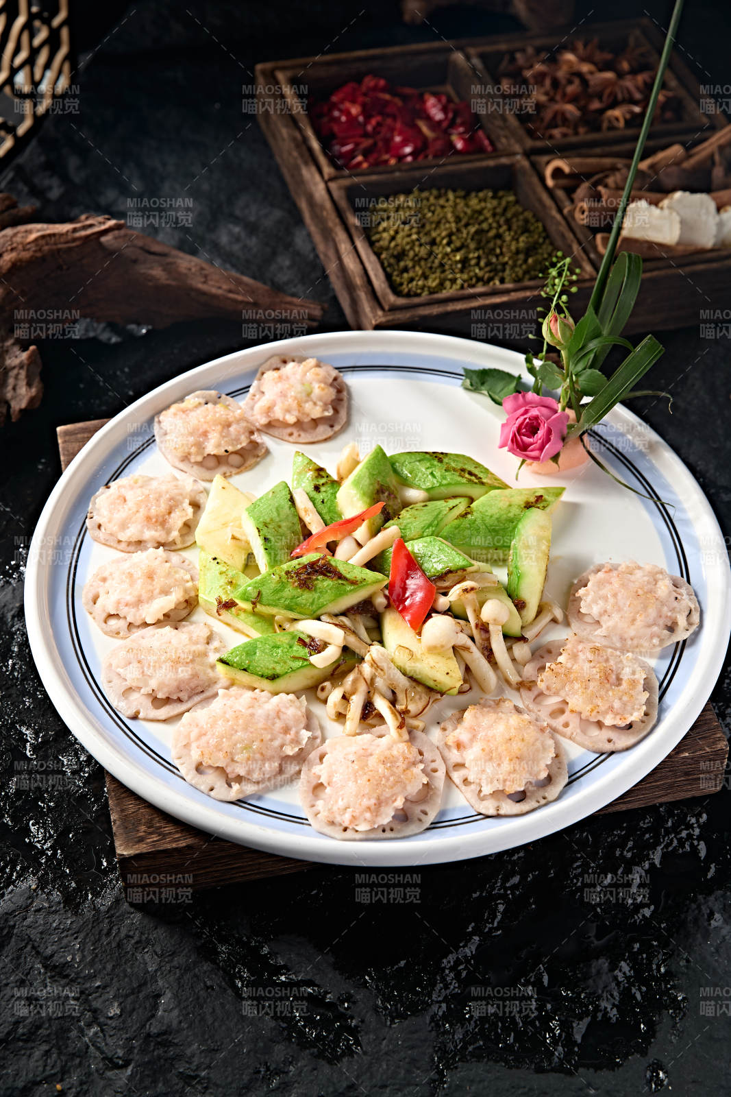 中餐粤式菜肴西葫芦白玉菇藕片炒马蹄虾饼图片