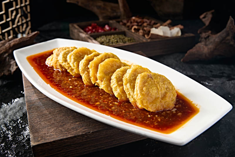 中餐津味美食油泼剁椒酱配裹面炸肉馅藕夹图片