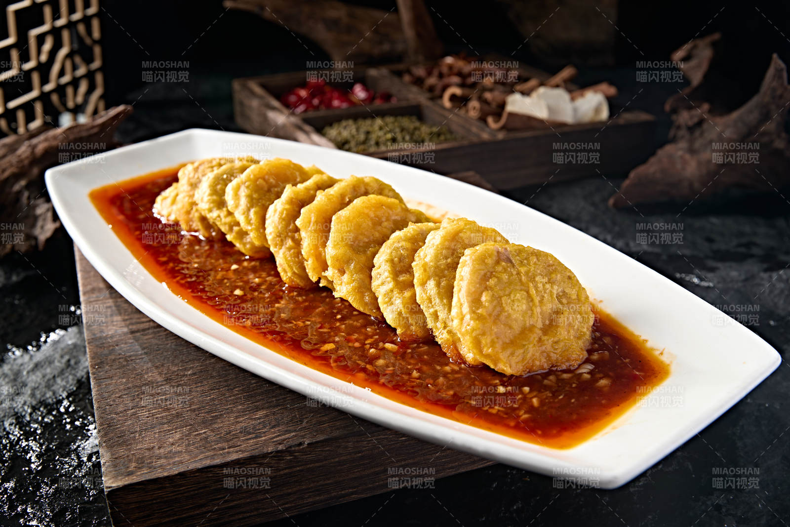 中餐津味美食油泼剁椒酱配裹面炸肉馅藕夹图片