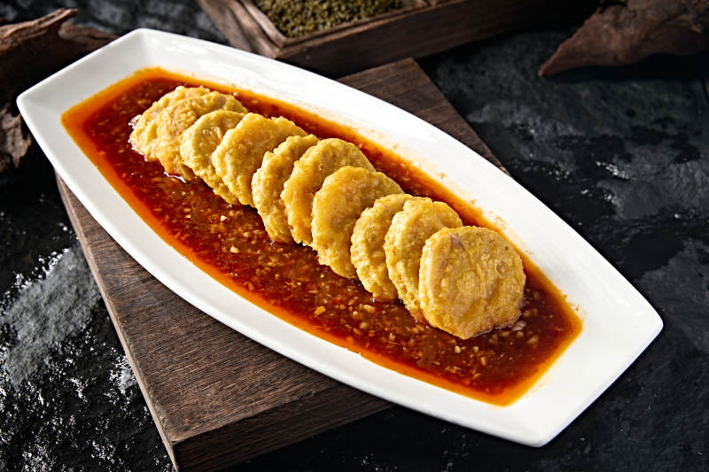 中餐津味美食油泼剁椒酱配裹面炸肉馅藕夹图片