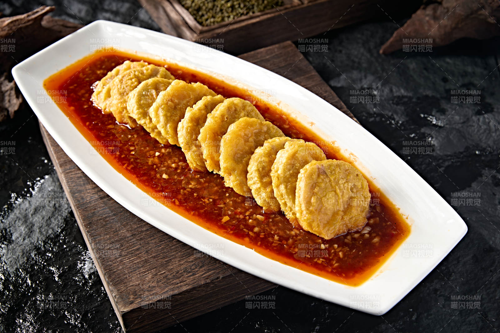 中餐津味美食油泼剁椒酱配裹面炸肉馅藕夹图片