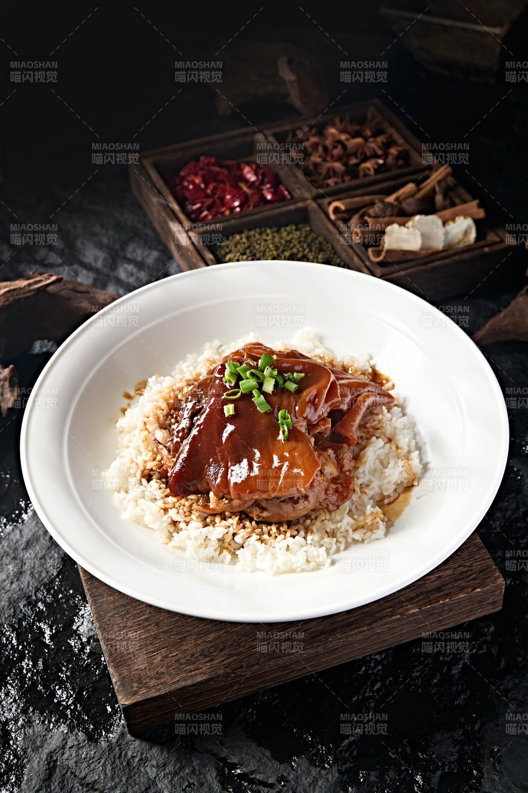 中餐美食红烧脱骨大肘子盖捞饭图片