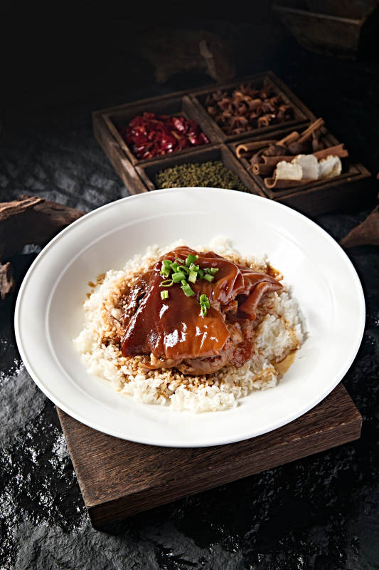 中餐美食红烧脱骨大肘子盖捞饭图片