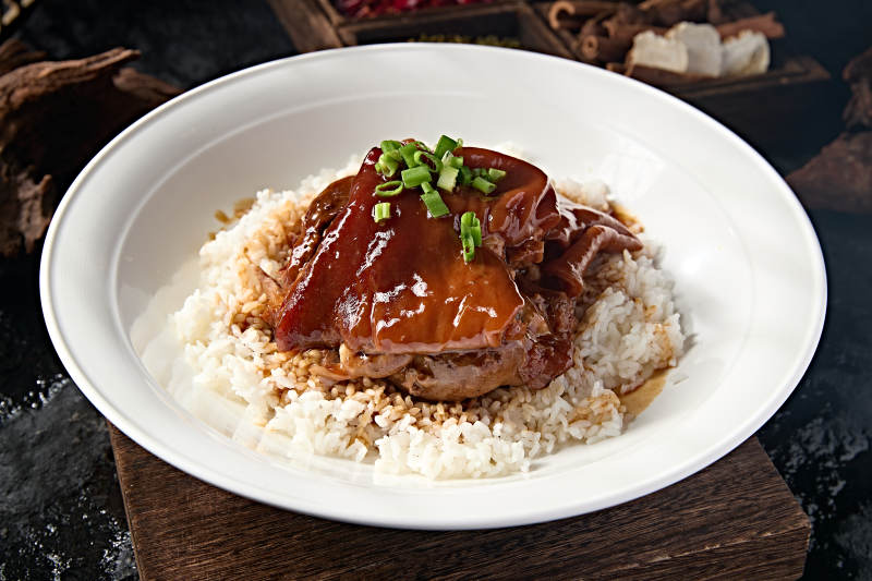 中餐美食红烧脱骨大肘子盖捞饭图片