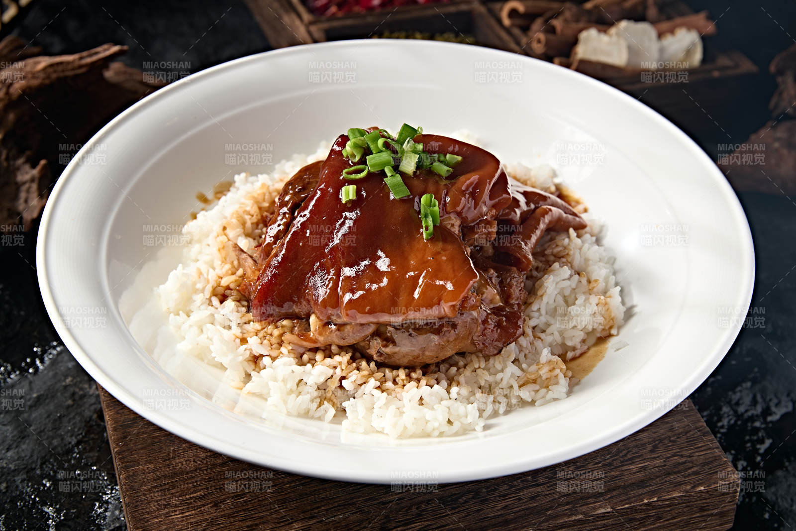 中餐美食红烧脱骨大肘子盖捞饭图片