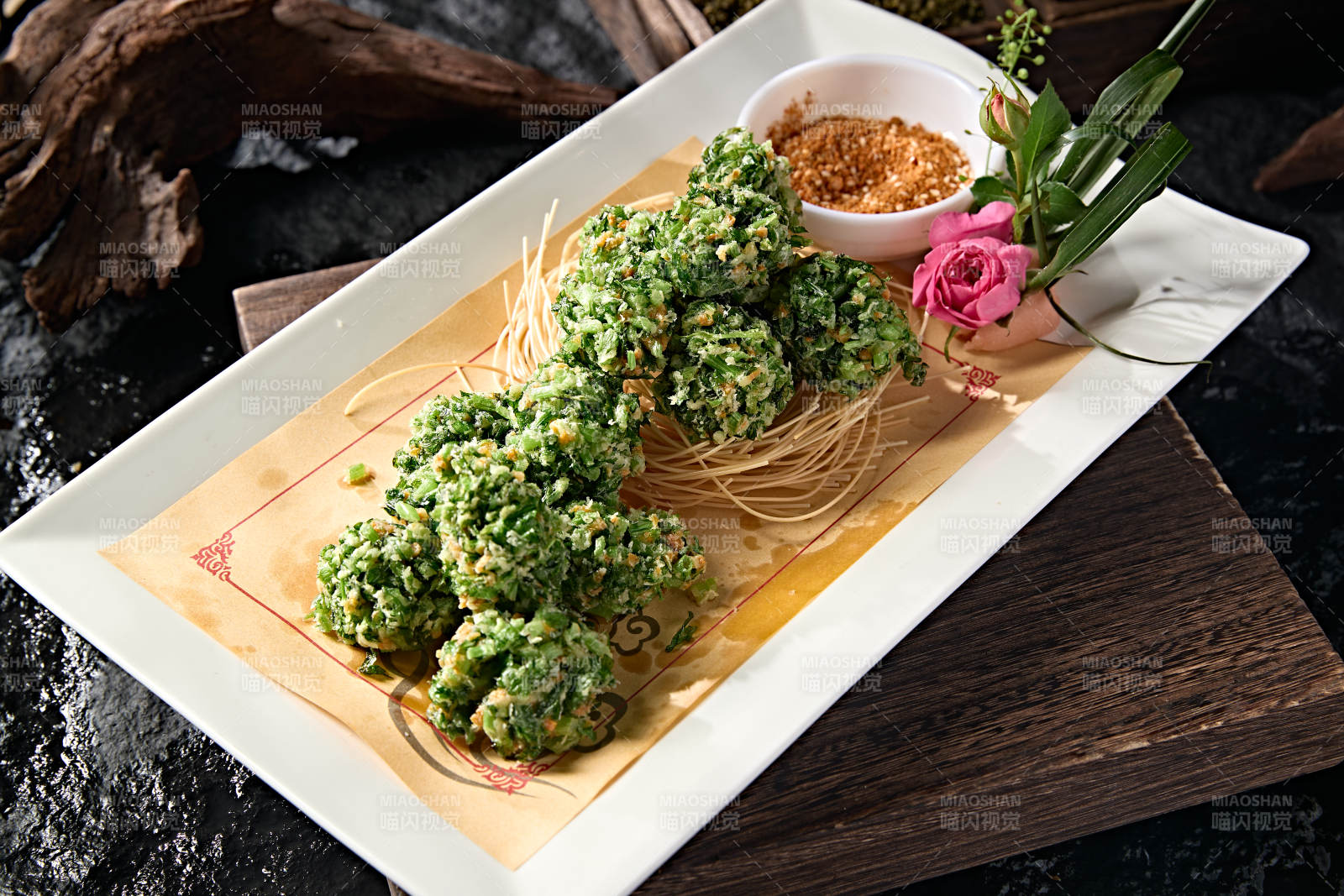 中餐地方特色美食油炸野菜素丸子图片