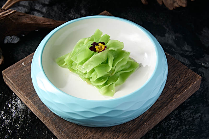 精美中餐凉菜浇汁莴笋片图片