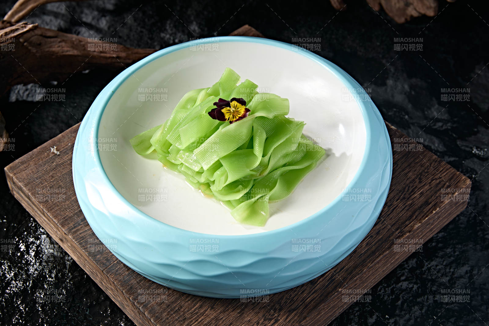 精美中餐凉菜浇汁莴笋片图片