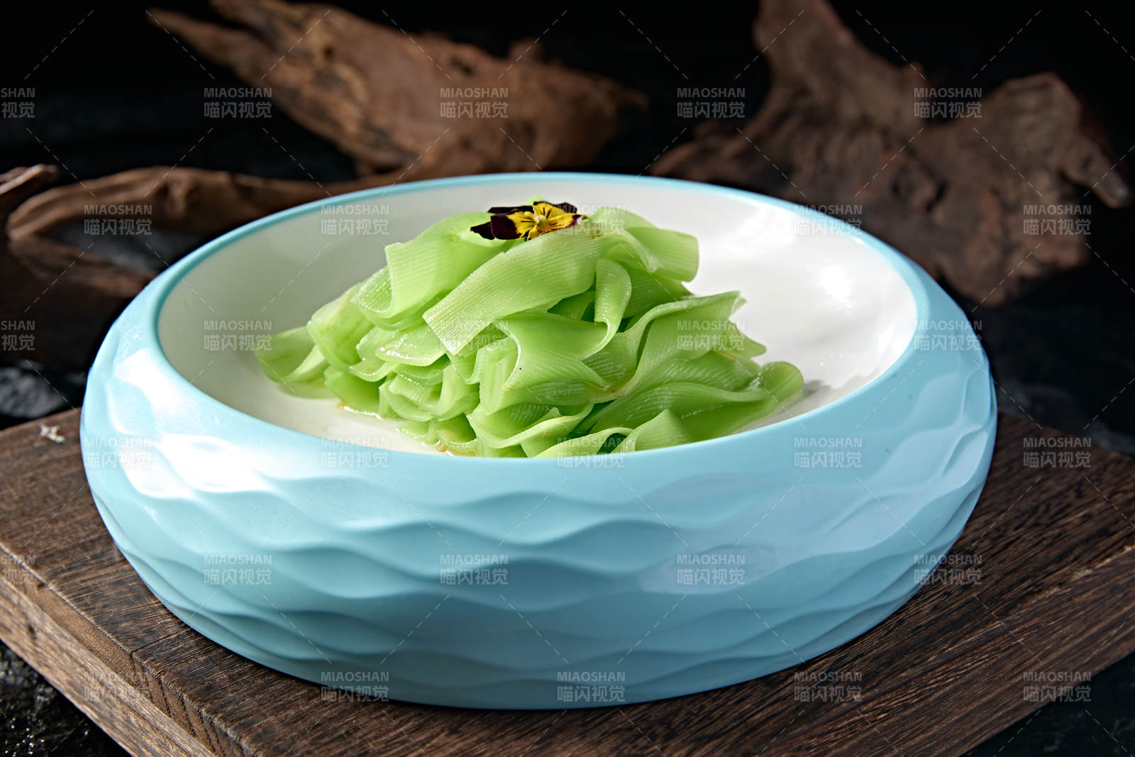 精美中餐凉菜浇汁莴笋片图片