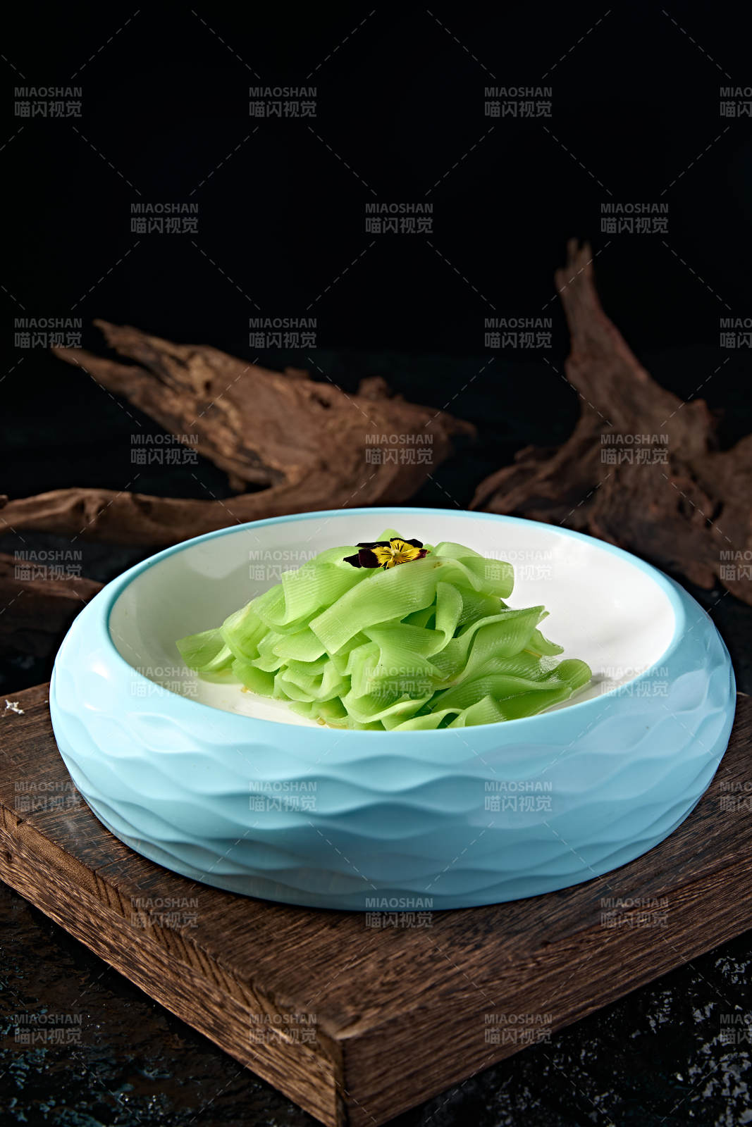 精美中餐凉菜浇汁芦笋片图片