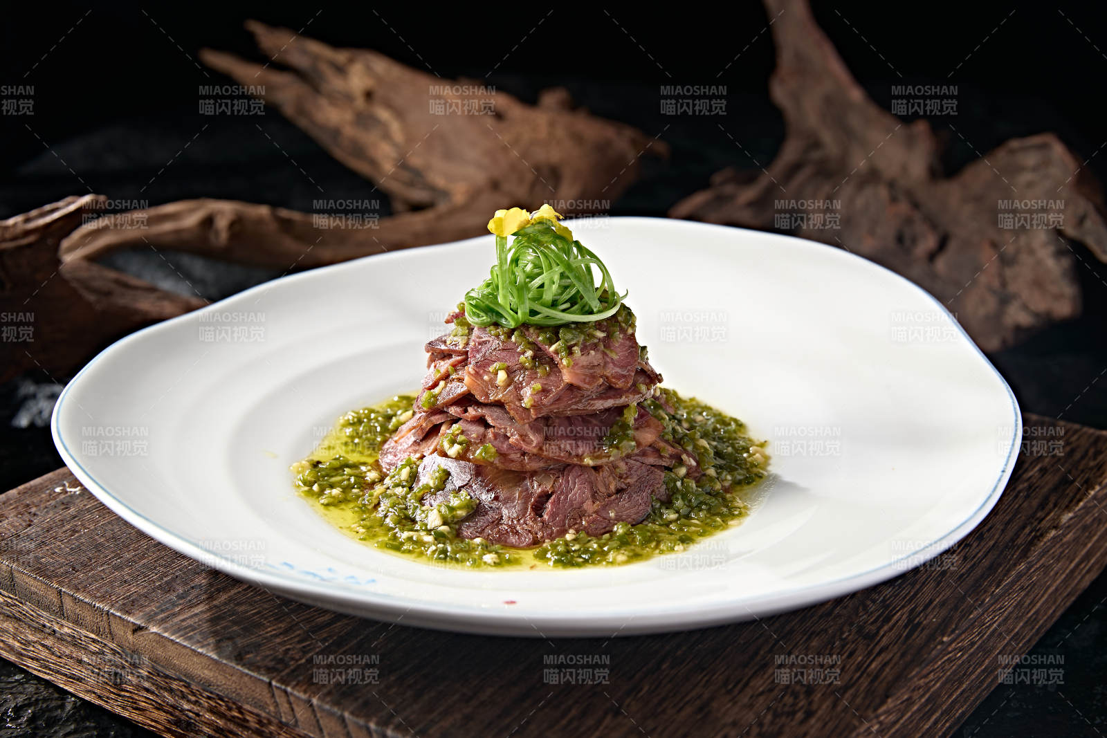 精美中餐凉菜剁椒碎拌五香牛腱子肉图片