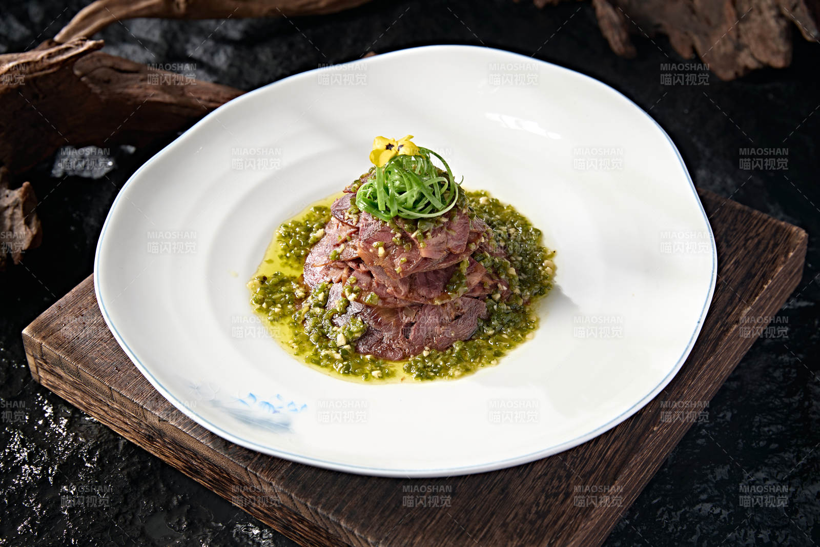 精美中餐凉菜剁椒碎拌五香牛腱子肉图片