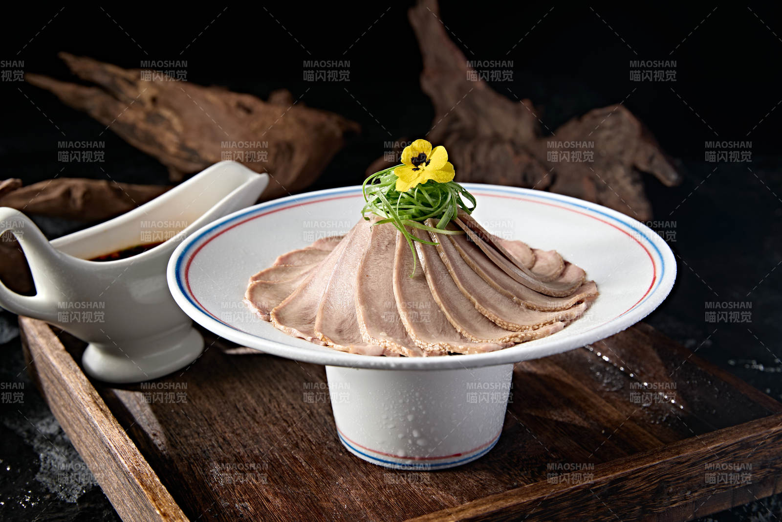 精美中餐凉菜浇汁五香牛舌切片图片