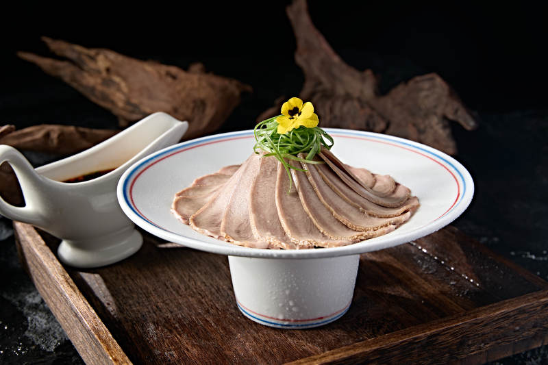 精美中餐凉菜浇汁五香牛舌切片图片