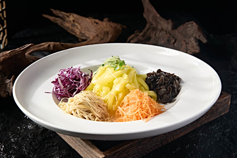 东北传统美食凉菜五彩大拉皮图片