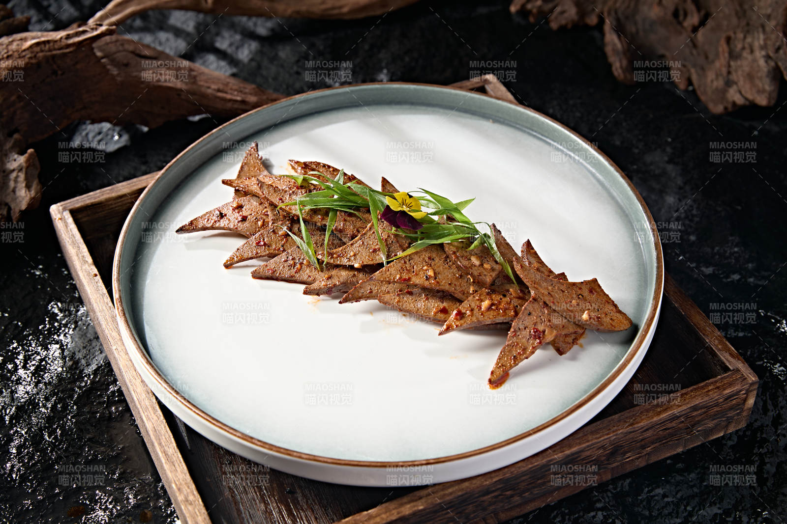 美味中餐凉菜麻辣猪肝切片图片