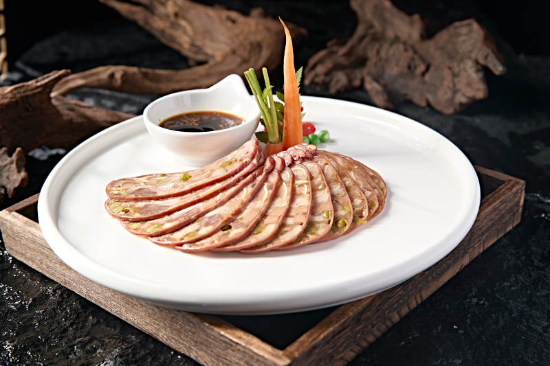 美味凉菜压猪耳丝肘花卷图片