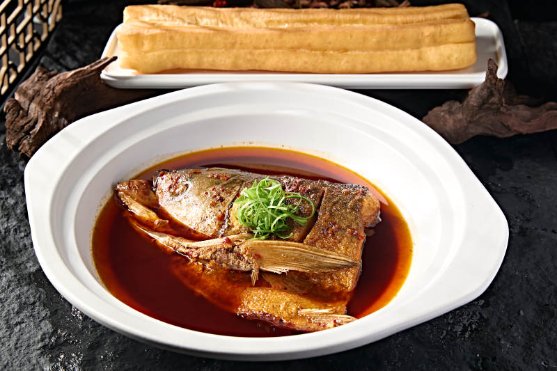 京味酱焖野生鳙鱼头配大油条图片