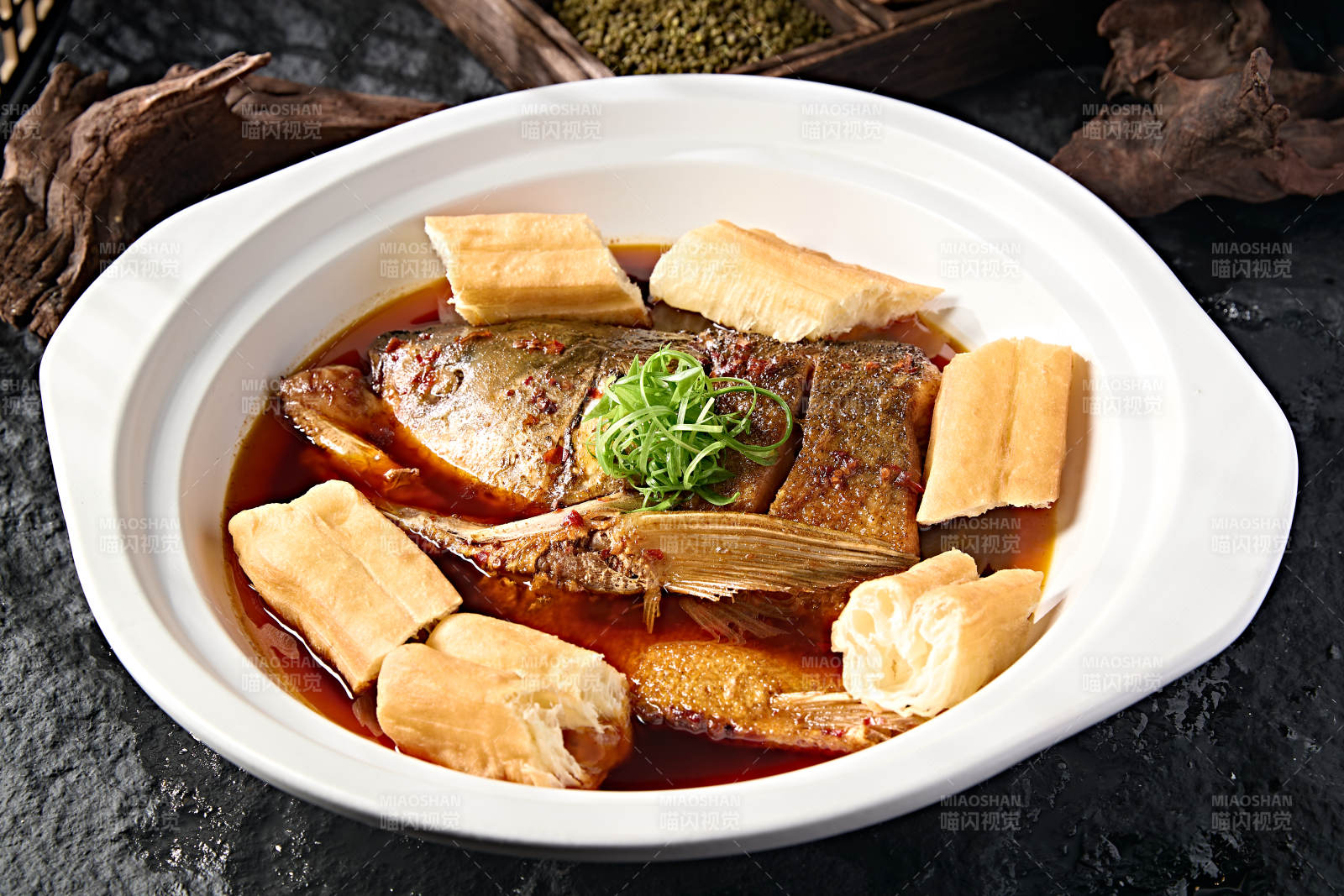 京味酱焖野生鳙鱼头配大油条图片
