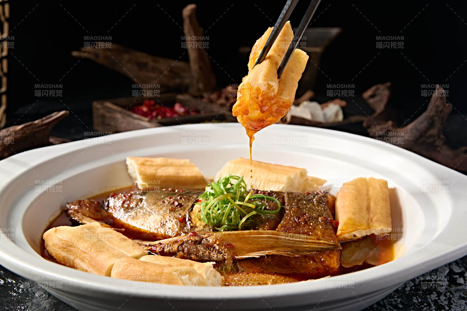 京味酱焖野生鳙鱼头配大油条图片