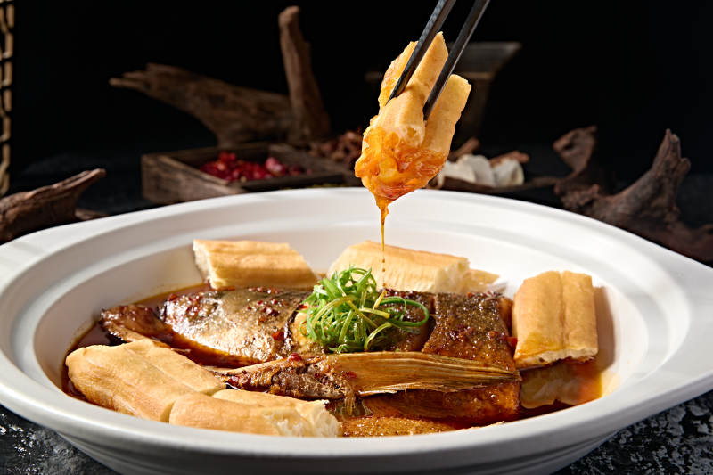 京味酱焖野生鳙鱼头配大油条图片