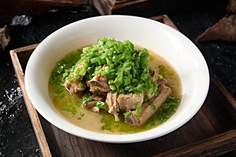 湘味中餐青剁椒浓汤猪肋排图片