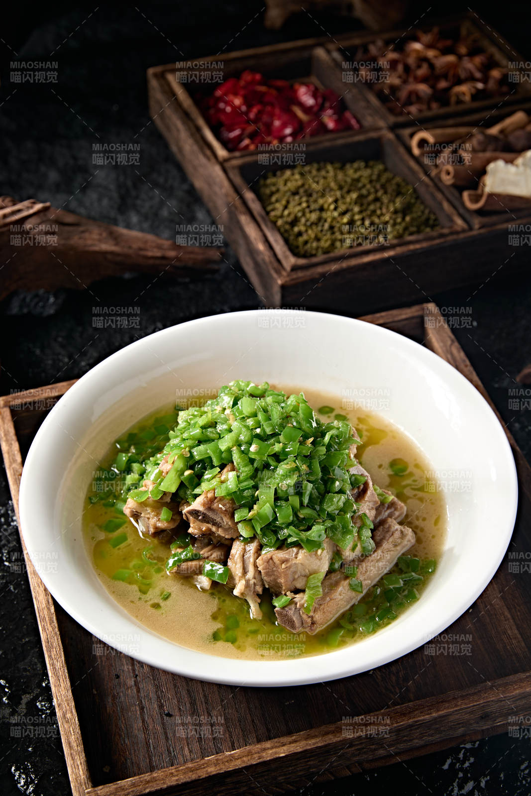 湘味中餐青剁椒浓汤猪肋排图片