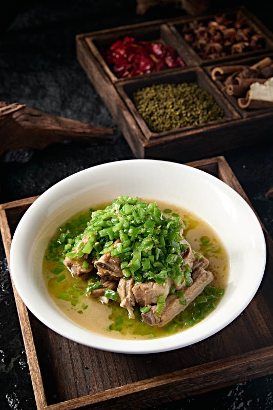 湘味中餐青剁椒浓汤猪肋排图片