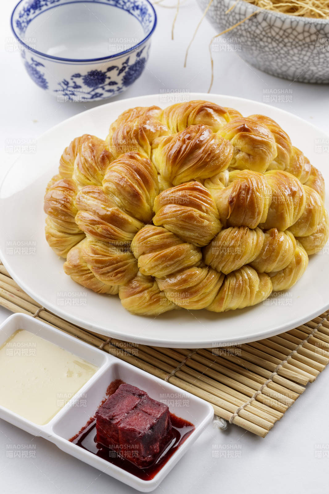 白色圆形瓷盘装的麻油大花卷图片
