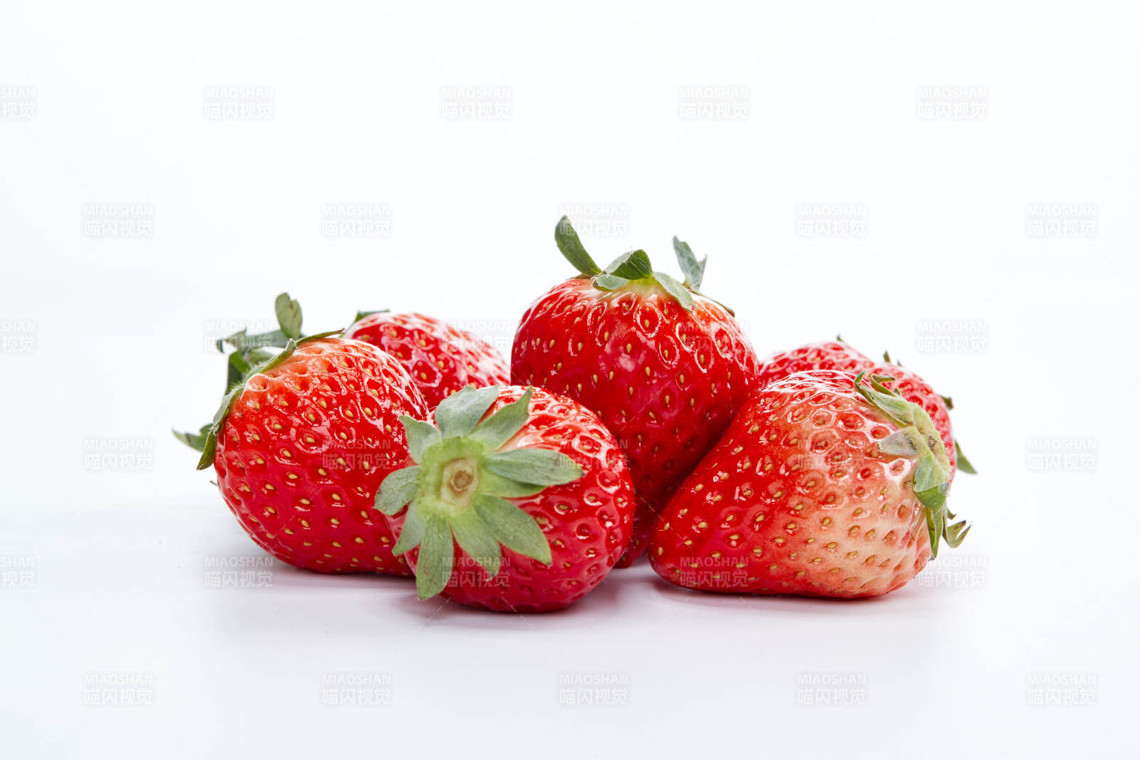 鲜红草莓堆叠图片