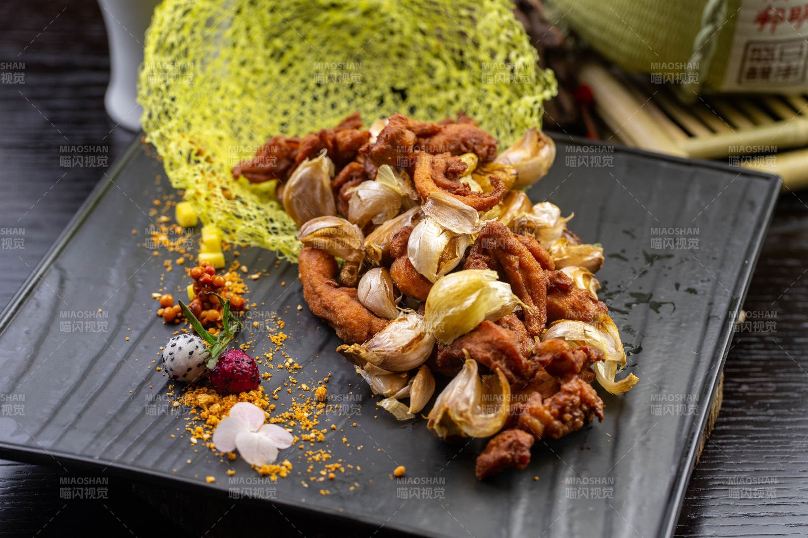 烤猪肉配皮和大蒜图片