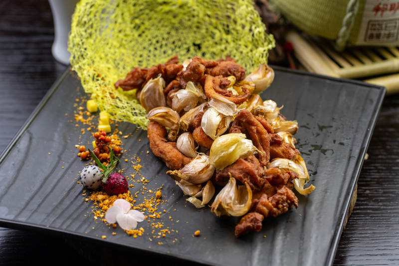 烤猪肉配皮和大蒜图片