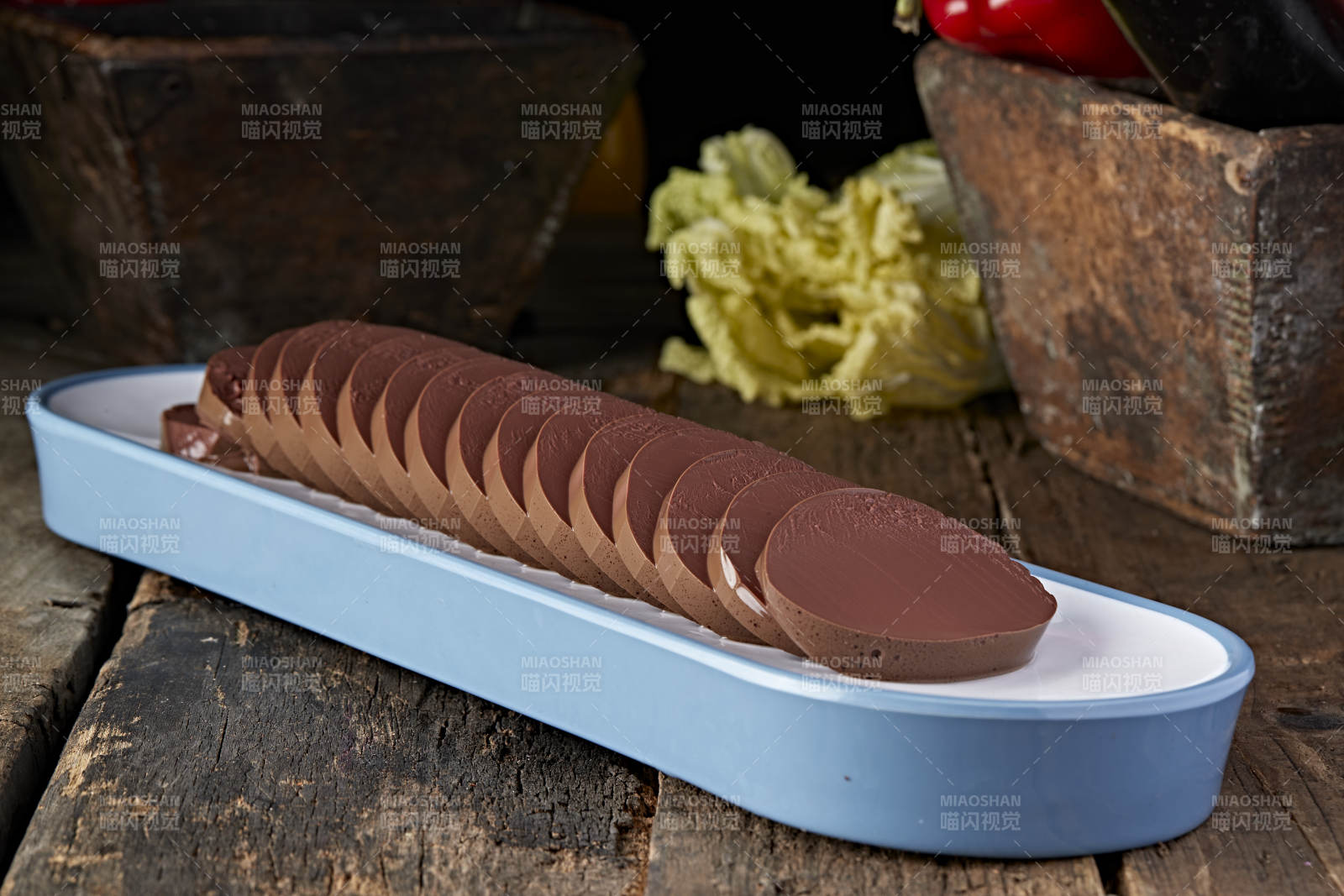 白色瓷盘装的 的火锅食材鸭血切片图片