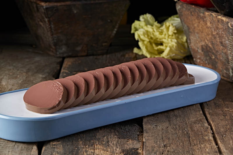 白色瓷盘装的 的火锅食材鸭血切片图片