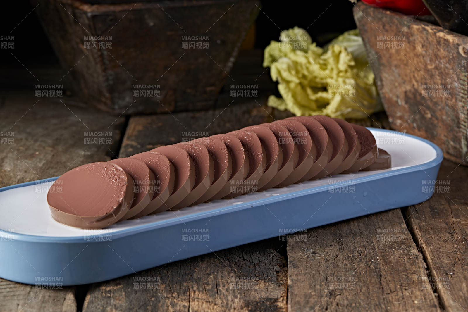 白色瓷盘装的 的火锅食材鸭血切片图片