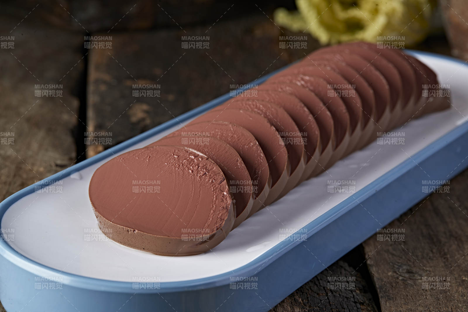 白色瓷盘装的 的火锅食材鸭血切片图片