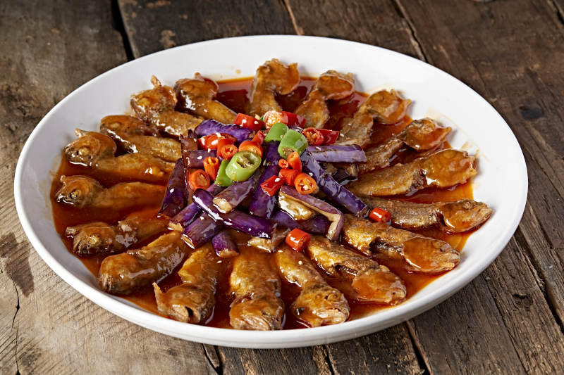 酱烧小鱼配紫茄图片