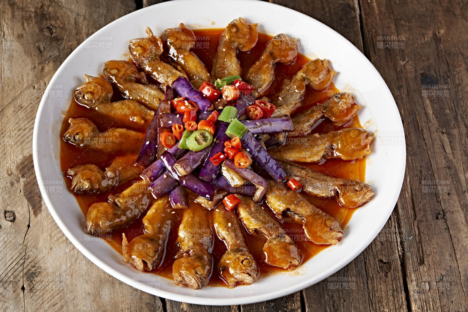 酱汁小鱼配茄子图片