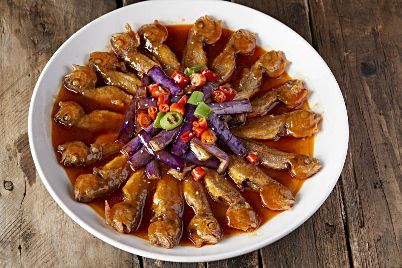 酱汁小鱼配茄子图片
