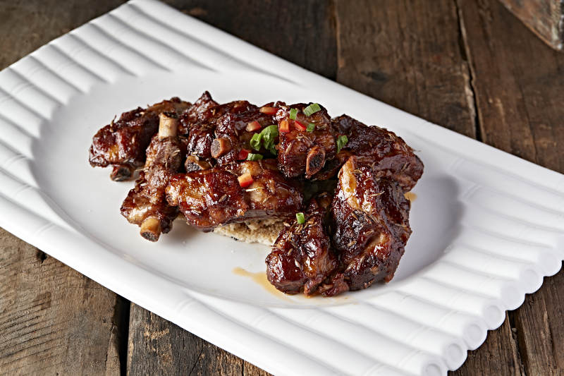 油炸酱香猪排配锅巴图片