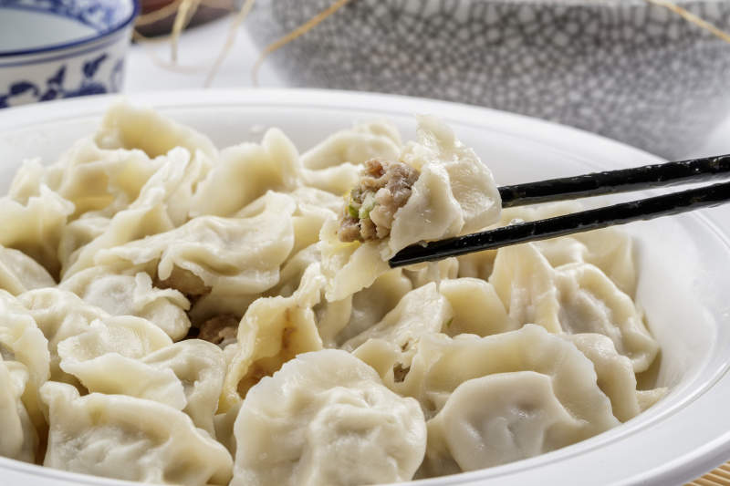 饺子配筷子特写图片