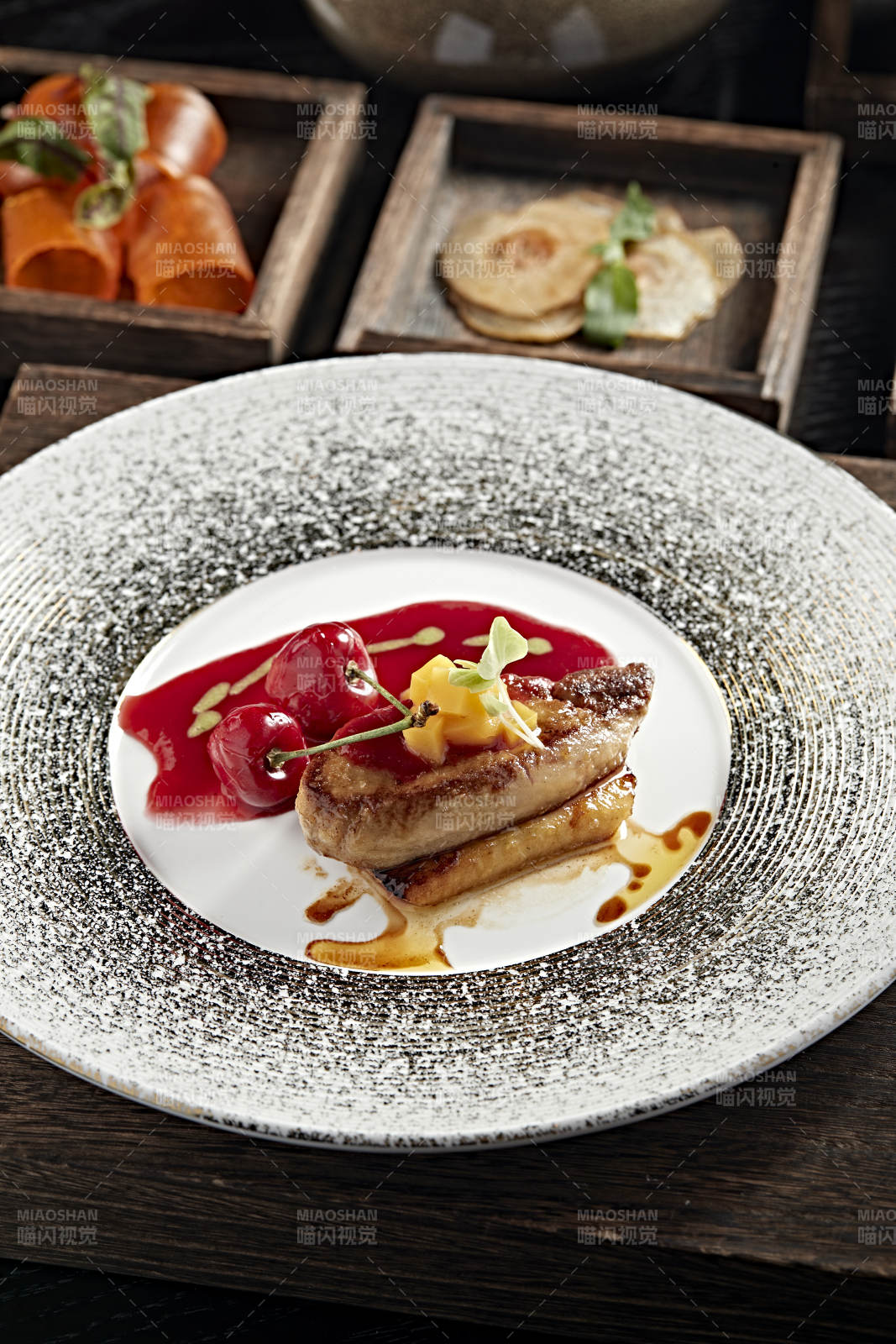 樱桃鹅肝配酱汁图片