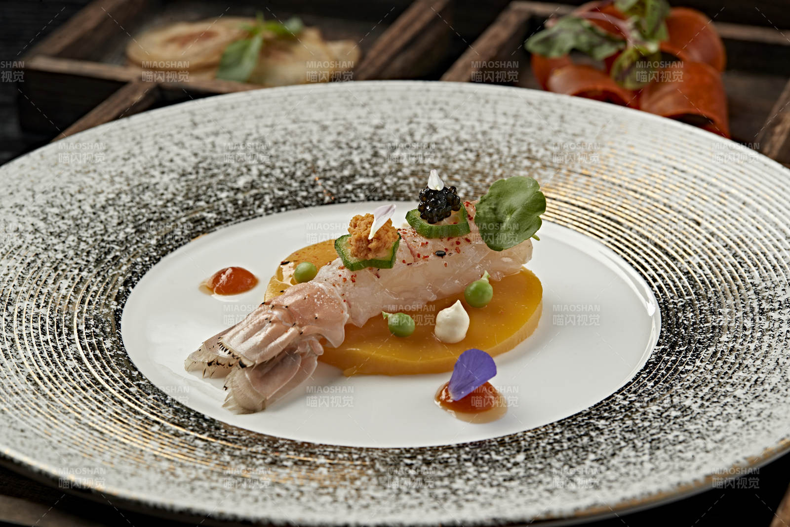 秋葵黑松露鱼子酱大根片配南美鳌虾刺身图片