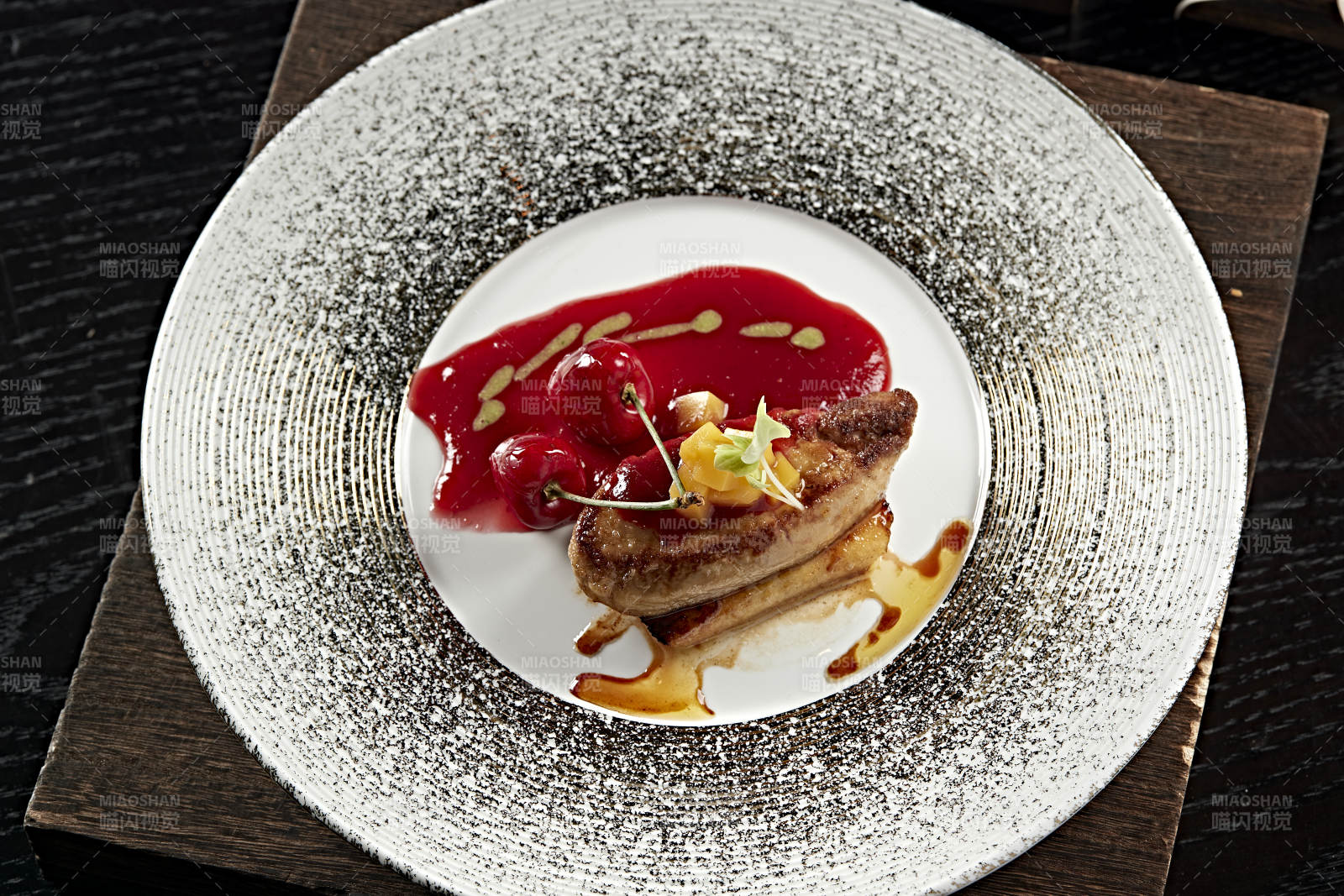 樱桃鹅肝配酱汁图片