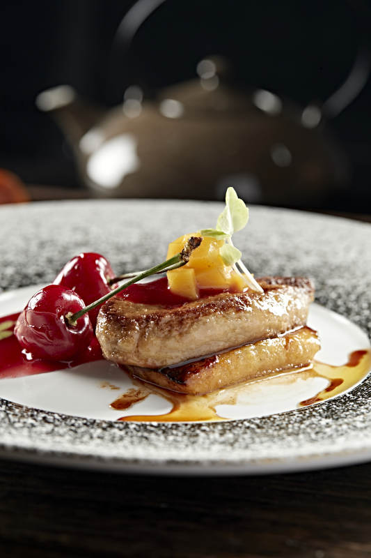 香煎鹅肝配樱桃图片