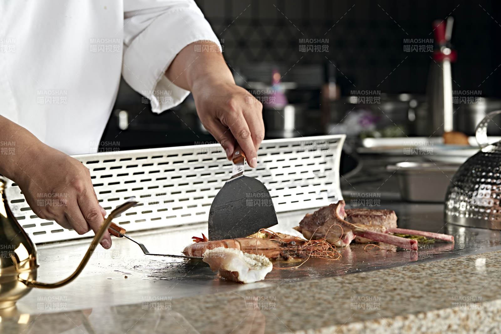 主厨精心烹制羊排图片